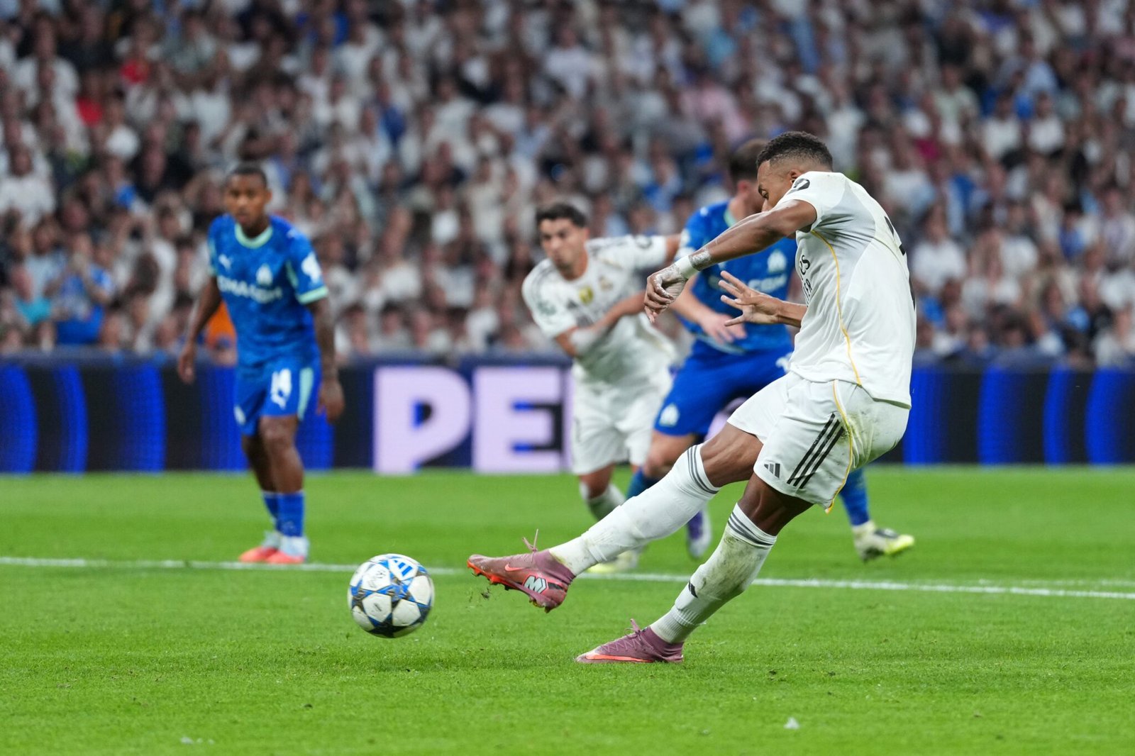 Victoria polémica del Real Madrid en su estreno en Champions