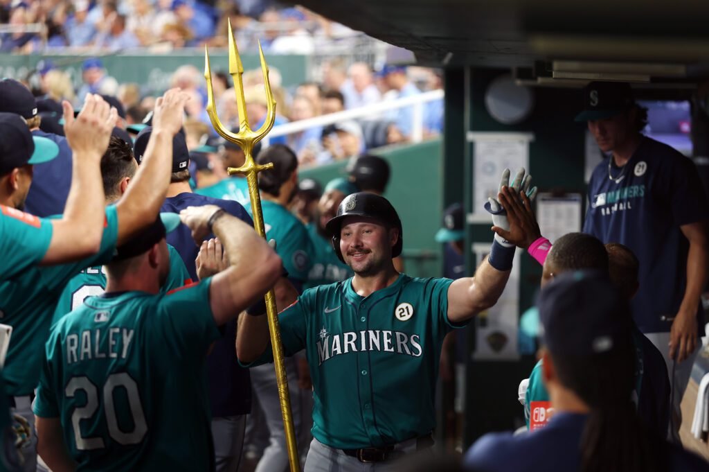 Cal Raleigh supera a Mickey Mantle y empata a Ken Griffey Jr. en una noche inolvidable 4 Cal Raleigh de los Marineros de Seattle