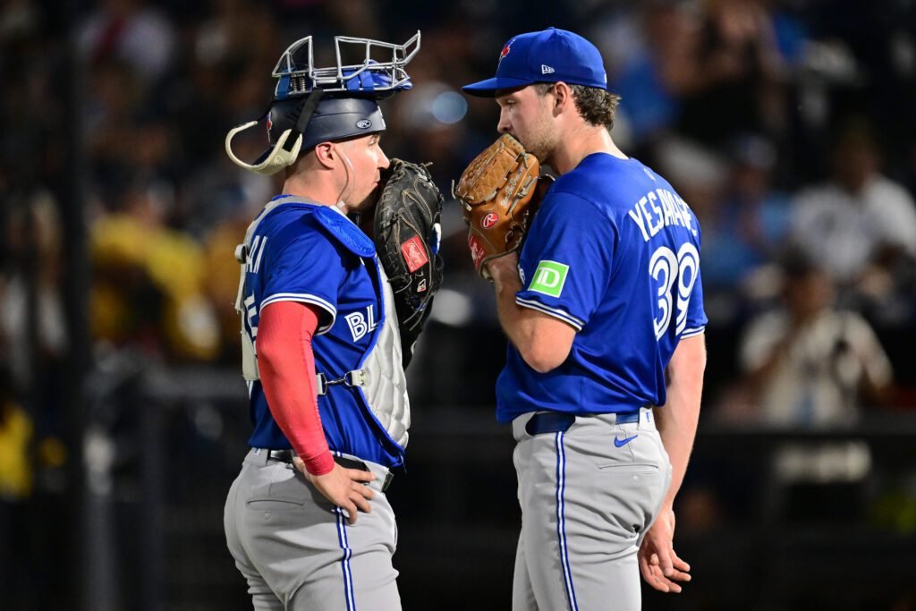 El novato Trey Yesavage hace historia en su primera salida con Azulejos de Toronto 1 Trey Yesavage de Azulejos de Toronto