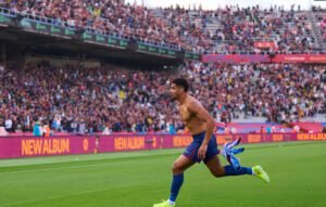 Ronald Araújo celebra su gol para la victoria de Barcelona sobre Girona.