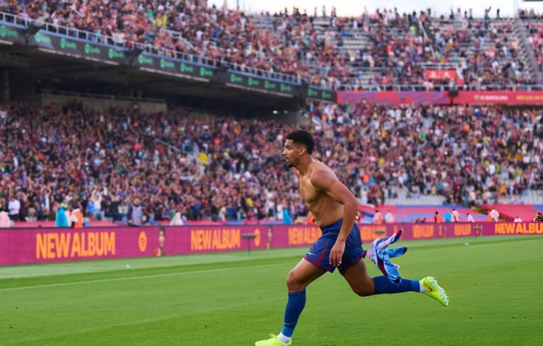 Ronald Araújo celebra su gol para la victoria de Barcelona sobre Girona.