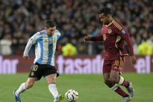 Leo Messi vs Cristian Cásseres en el más reciente Argentina vs Venezuela.