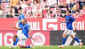 Salomón Rondón celebrando su segundo gol con Real Oviedo en La Liga 2025-26.