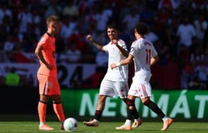 Isaac Romero celebra su gol para Sevilla ante Barcelona.