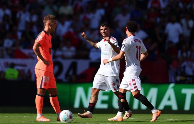 Isaac Romero celebra su gol para Sevilla ante Barcelona.