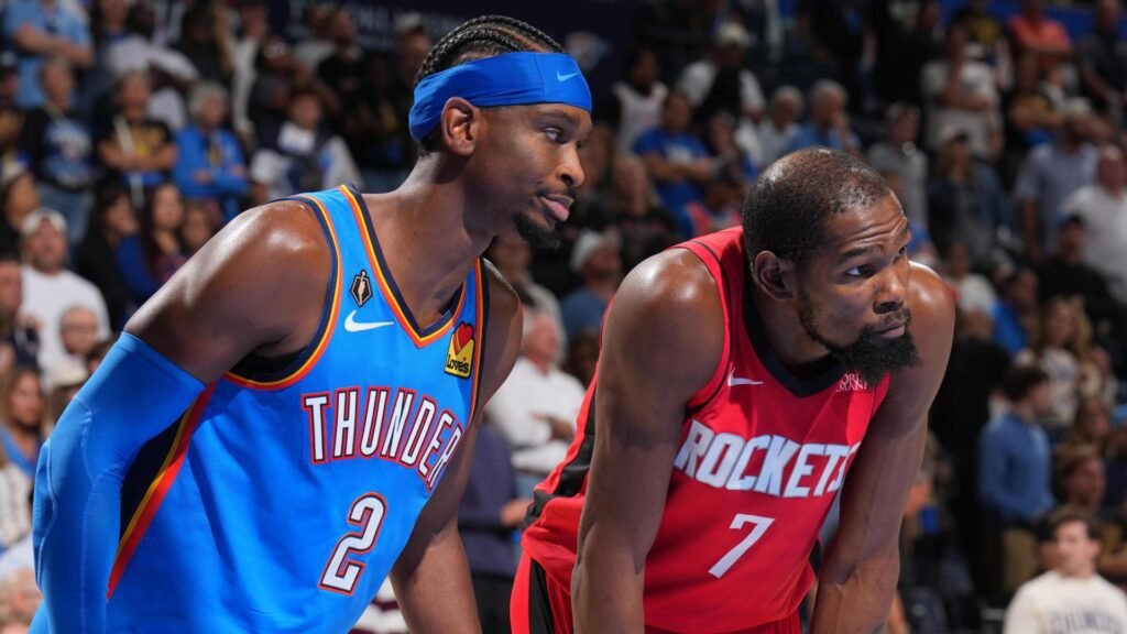 Thunder inicia defensa del título con victoria en doble prórroga ante Rockets 2 Shai Gilgeous Alexander (Thunder) y Kevin Durant (Rockets)