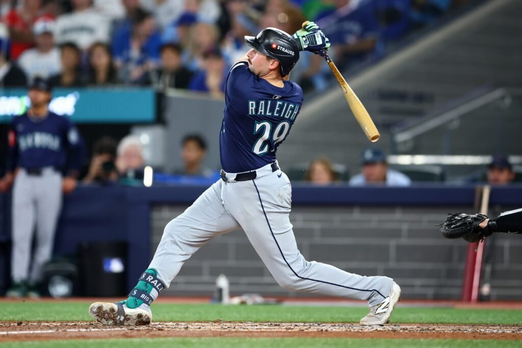 Cal Raleigh se convierte en el primero de la Liga Americana con 65 jonrones 5 Cal Raleigh #29 of the Marineros de Seattle