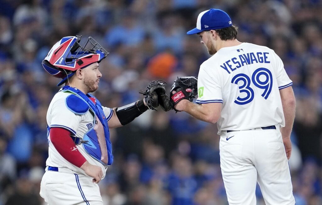 Azulejos entregan la pelota a Trey Yesavage para Juego 1 de la Serie Mundial 2 Trey Yesavage