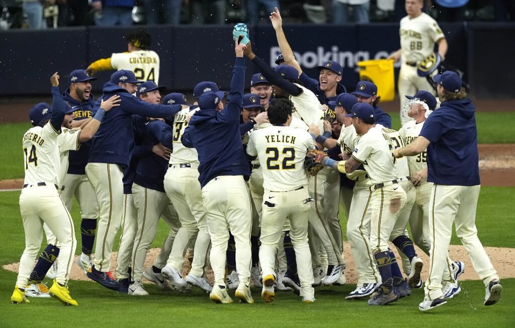 Cerveceros de Milwaukee sellan su pase a la Serie de Campeonato a fuerza de jonrones 7 Cerveceros de Milwaukee