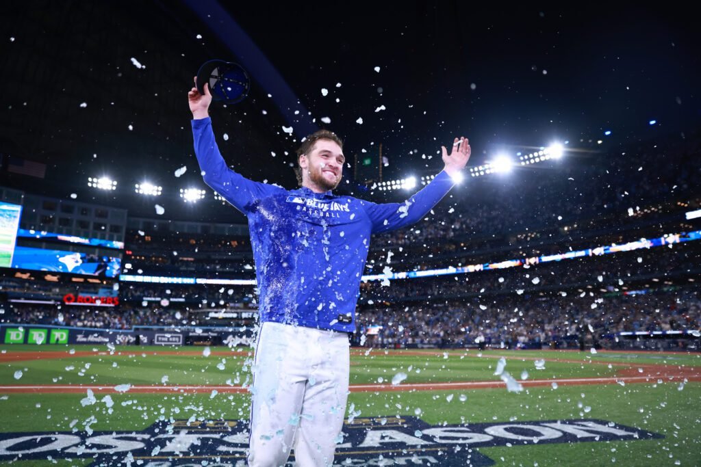 Trey Yesavage hace historia con su primera apertura en postemporada 7 Trey Yesavage de los Azulejos de Toronto