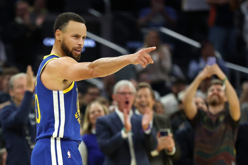 Los Warriors se imponen con autoridad sobre los Grizzlies 131-118 4 Luego de perder ante los Houston Rockets como visitantes, los Golden State Warriors se reencuentran con la victoria ante los Grizzlies en casa.