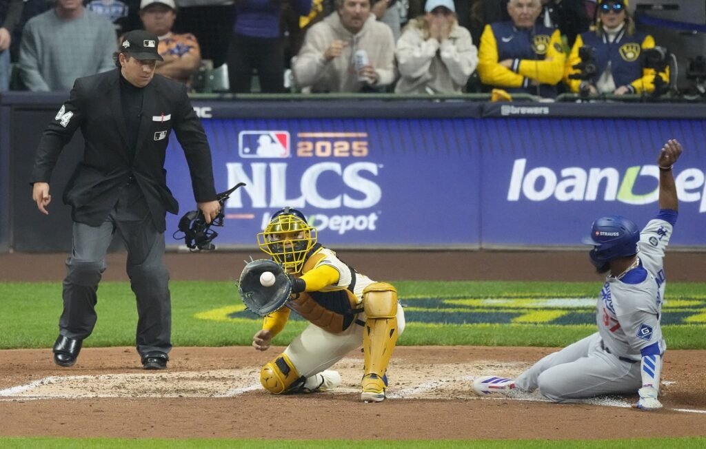 Doble play del juego Dodgers-Cerveceros gana un lugar entre las jugadas más extrañas en Postemporada 9 doble play