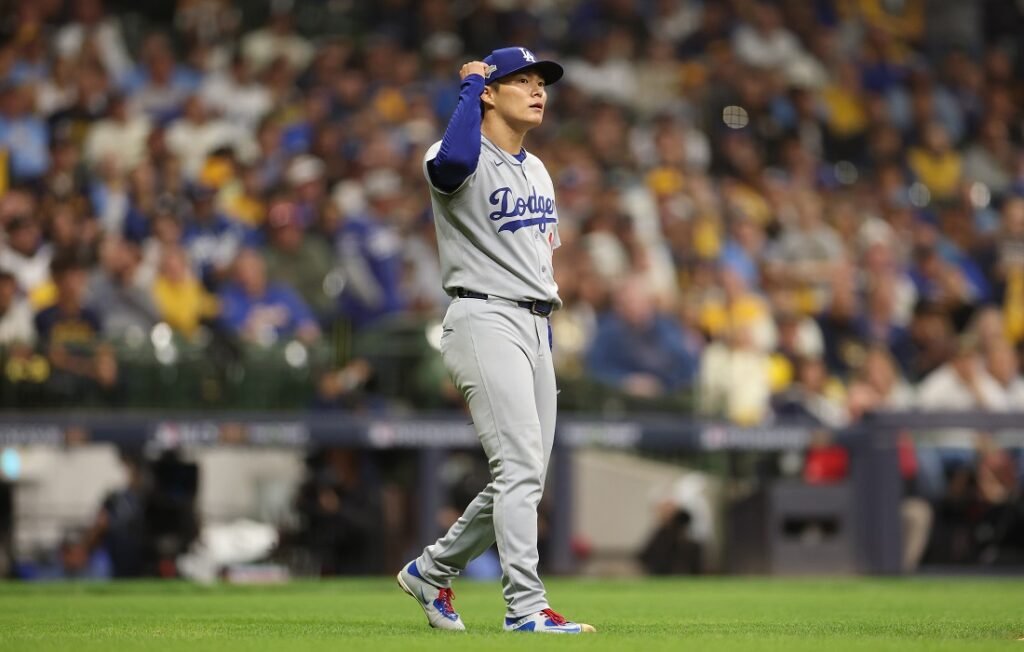Dodgers toman ventaja de 2-0 en la Serie de Campeonato tras juego completo de Yamamoto 10 Yoshinobu Yamamoto