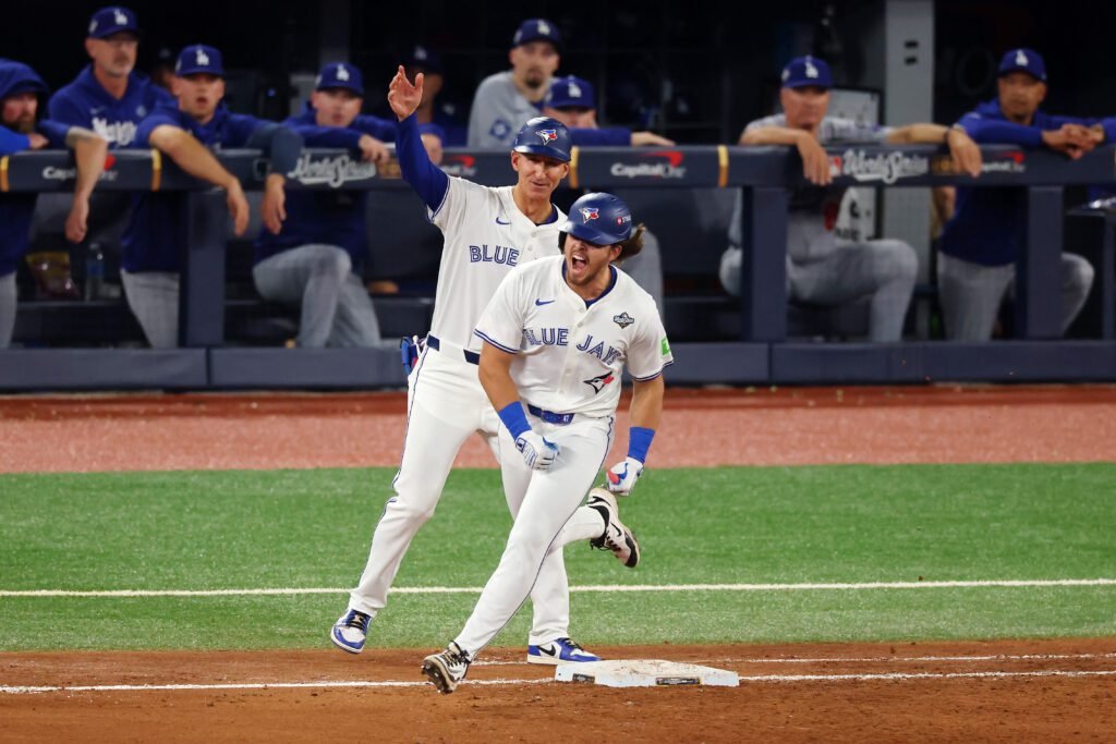Addison Barger se convierte en el primero con grand slam como emergente en Serie Mundial 10 Addison Barger de Azulejos de Toronto