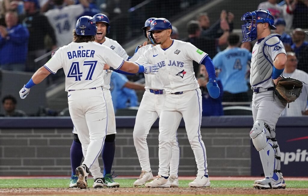 Azulejos se ampara en su ofensiva y gana su primer partido en Serie Mundial desde 1993 9 Azulejos de Toronto