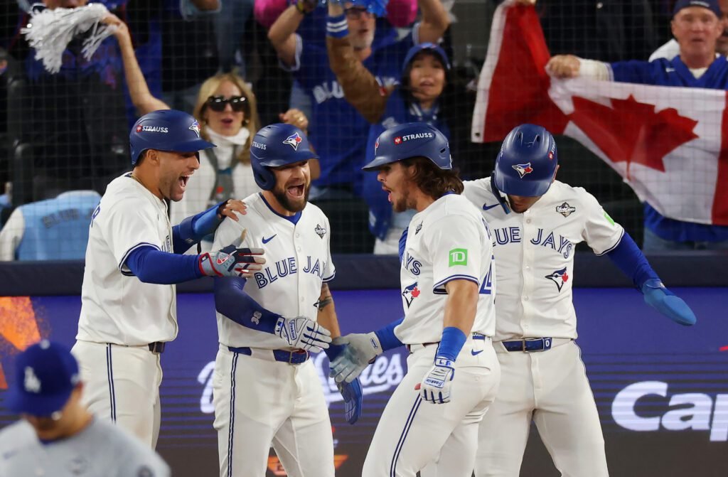 Addison Barger se convierte en el primero con grand slam como emergente en Serie Mundial 1 Addison Barger hace historia en la Serie Mundial con los Azulejos de Toronto