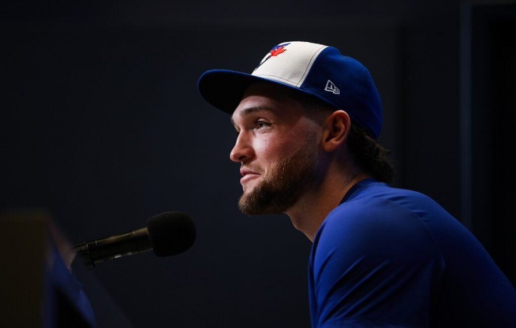 Azulejos entregan la pelota a Trey Yesavage para Juego 1 de la Serie Mundial 1 Trey Yesavage