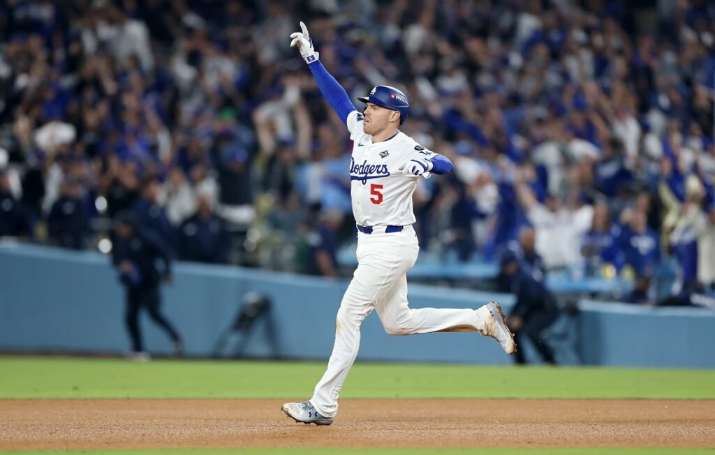 Freddie Freeman vuelve a dejar en el terreno a su rival y Dodgers toman ventaja de 2-1 en Serie Mundial 1 Freddie Freeman
