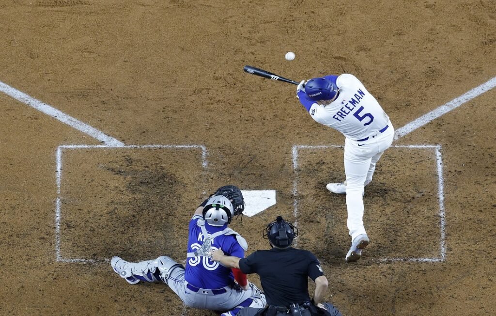 Freddie Freeman vuelve a dejar en el terreno a su rival y Dodgers toman ventaja de 2-1 en Serie Mundial 3 Freddie Freeman