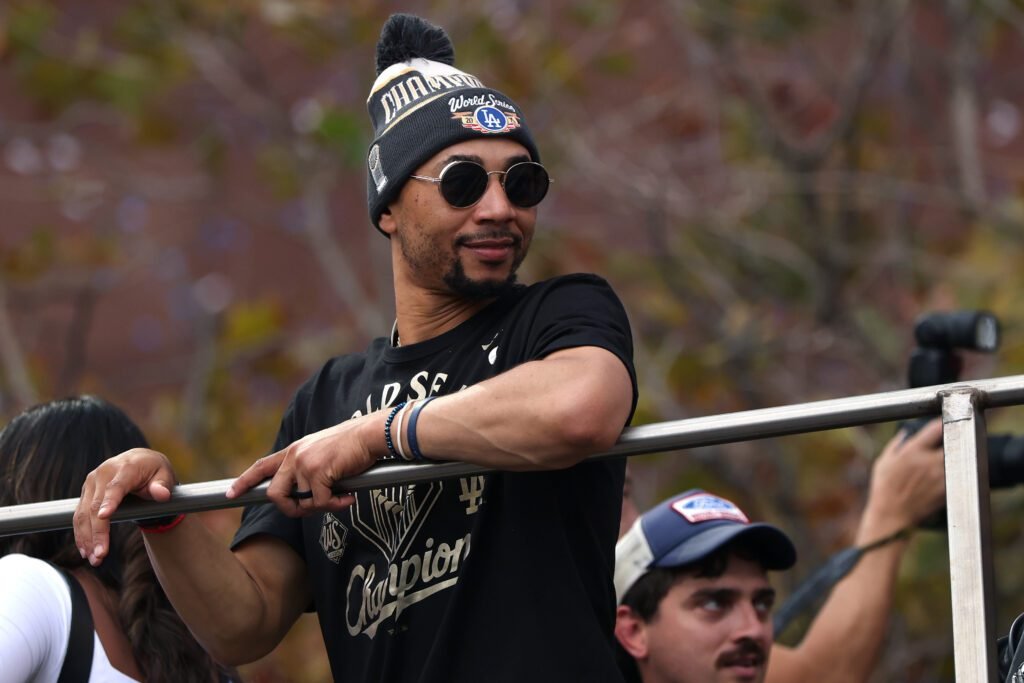 Mookie Betts entra a un grupo de leyendas con su cuarto anillo de Serie Mundial 7 Mookie Betts