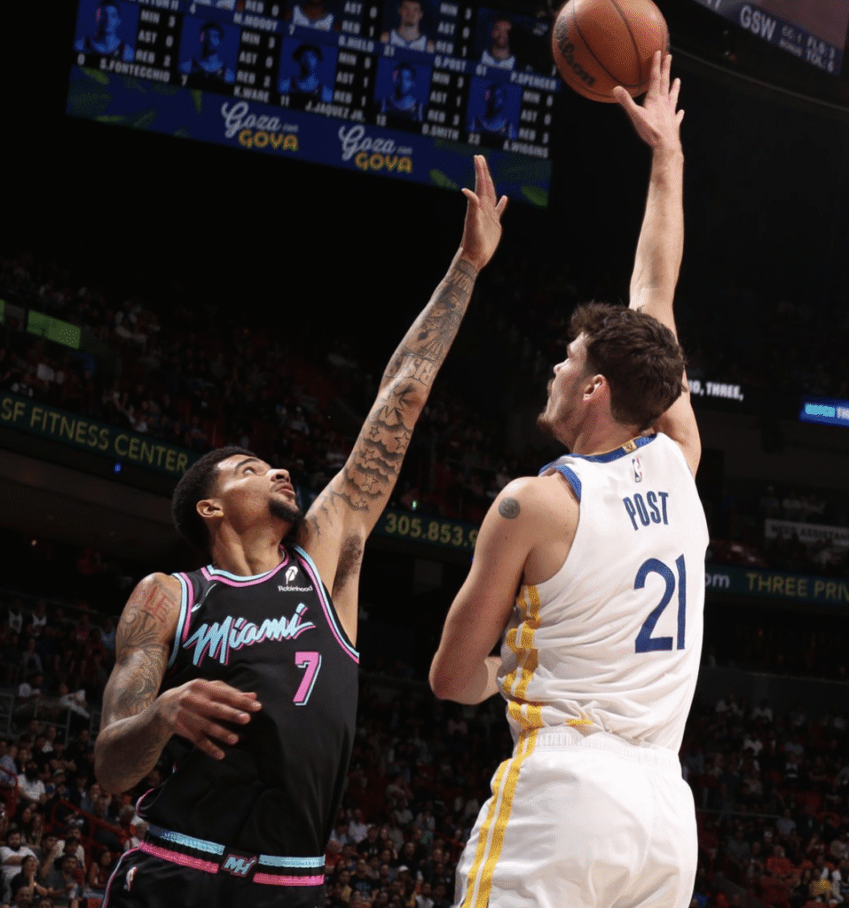 El Heat remonta en el último cuarto y gana ante los Warriors 1 Miami Heat contiene a los Warriors.