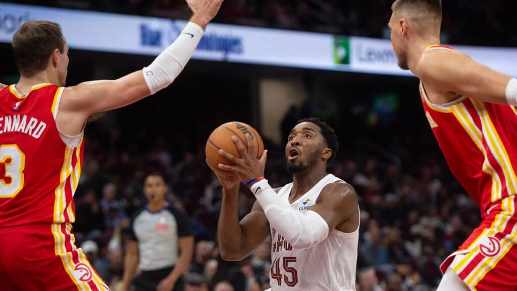 Mitchell lidera triunfo de Cavaliers sobre Hawks con 37 puntos 9 Donovan Mitchell en juego entre los Cleveland Cavaliers contra los Atlanta Hawks