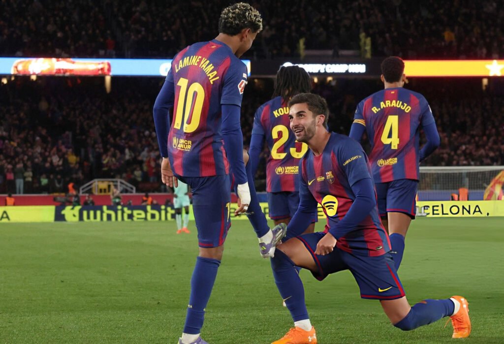 Barcelona 4-0 Athletic Club: fiesta inolvidable en el Camp Nou 7 Ferran Torres agradece a Lamine Yamal las dos asistencias en la victoria del Barcelona sobre el Athletic.