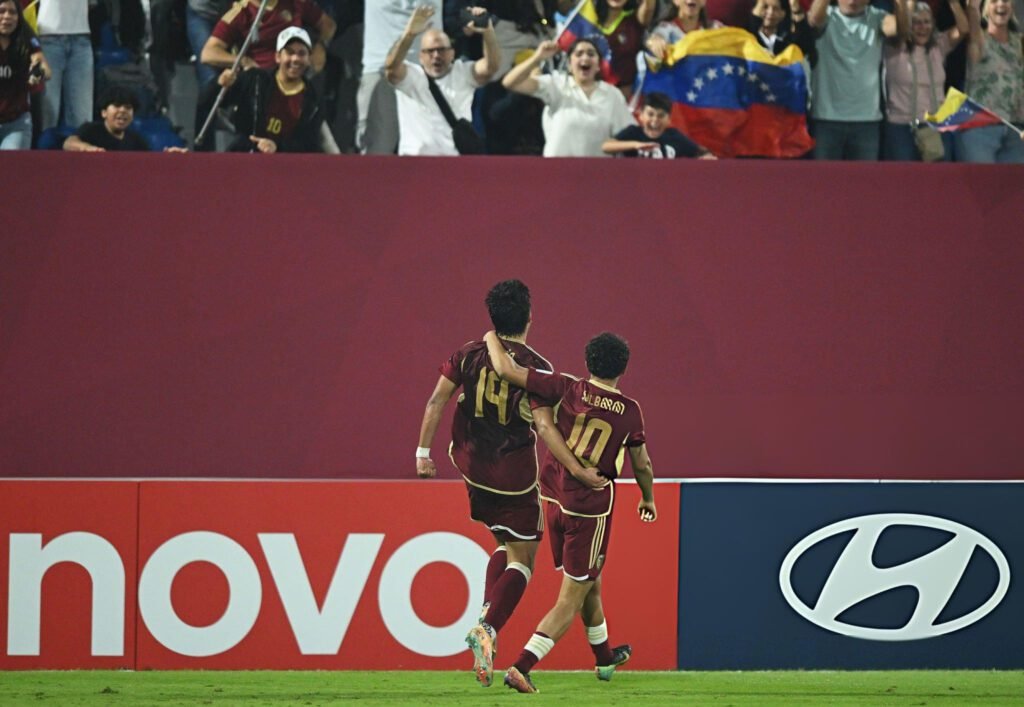 ¡Venezuela avanzó a 16avos como primera de grupo! Ganó a Haití 4-2 1 Venezuela avanzó a 16avos de final como primera del grupo E del Mundial sub 17.