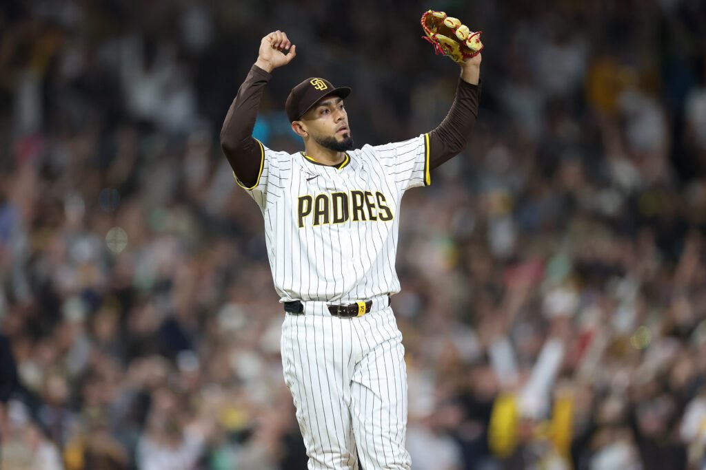 Robert Suárez podría unirse a Ronald Acuña Jr. en los Bravos de Atlanta 5 Robert Suárez