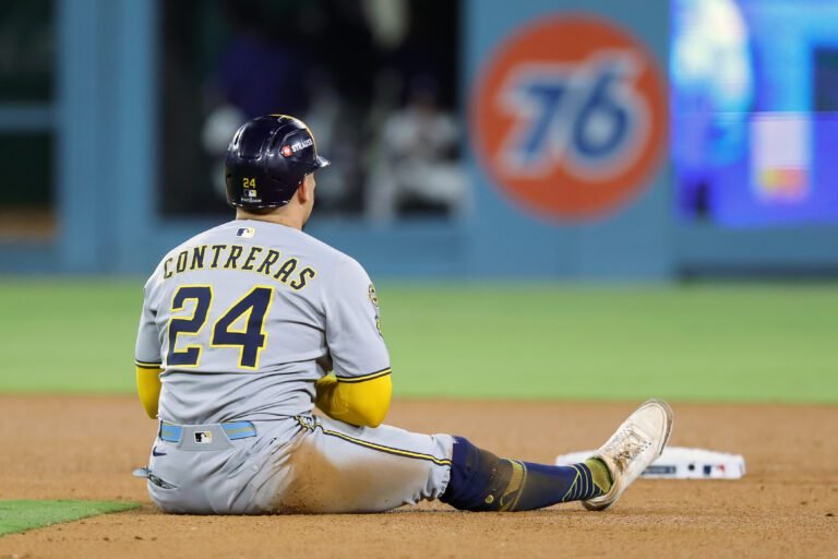 William Contreras #24 of the Cerveceros de Milwaukee