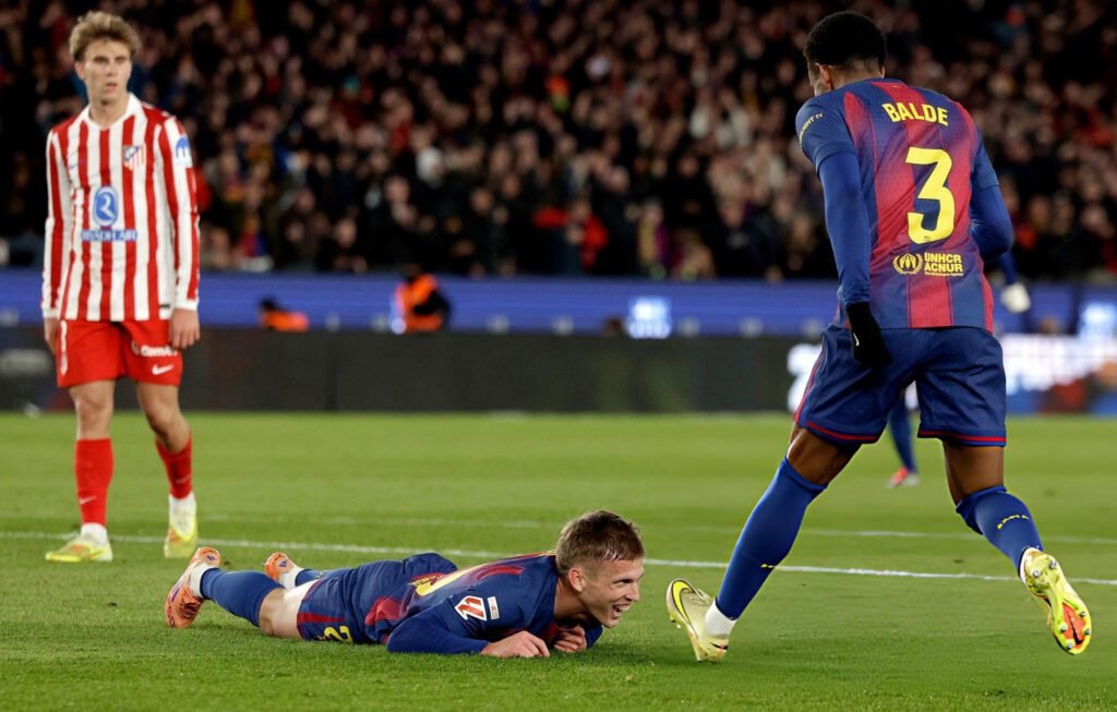 Barcelona consolida su liderato: ganó 3-1 al Atlético de Madrid 1 Dani Olmo marcó, pero se lesionó luego de su remate.