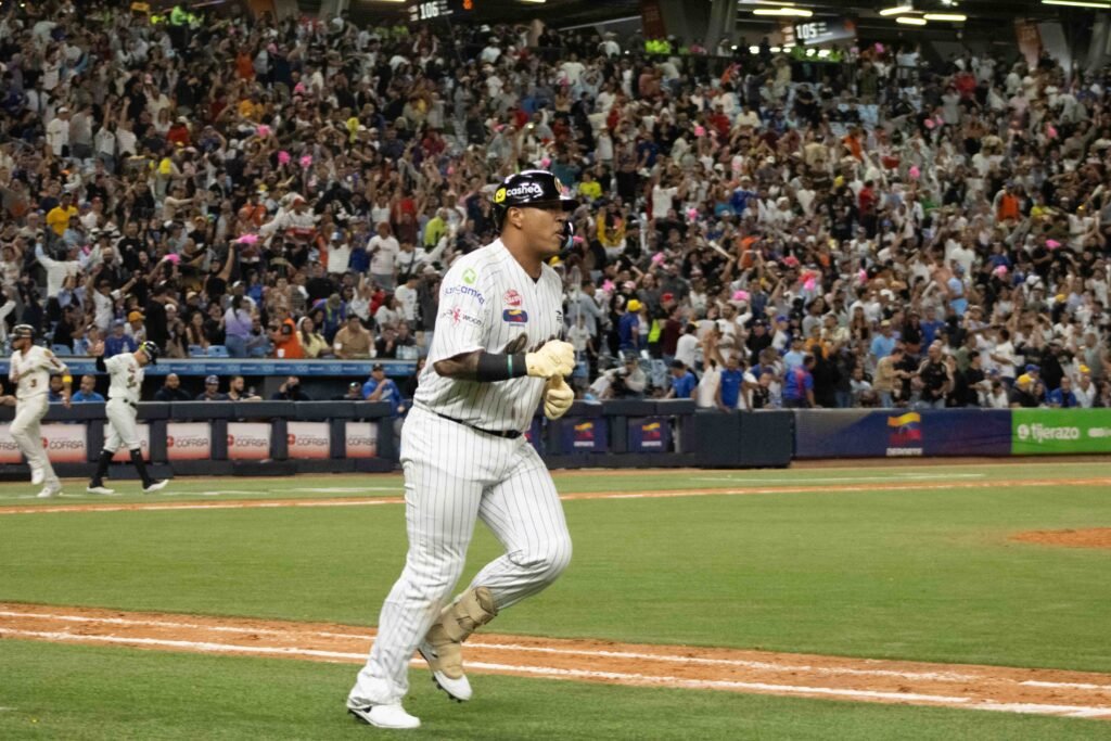 Salvador Pérez suena su primer cuadrangular con los Leones del Caracas 8 Salvador Pérez de Leones del Caracas