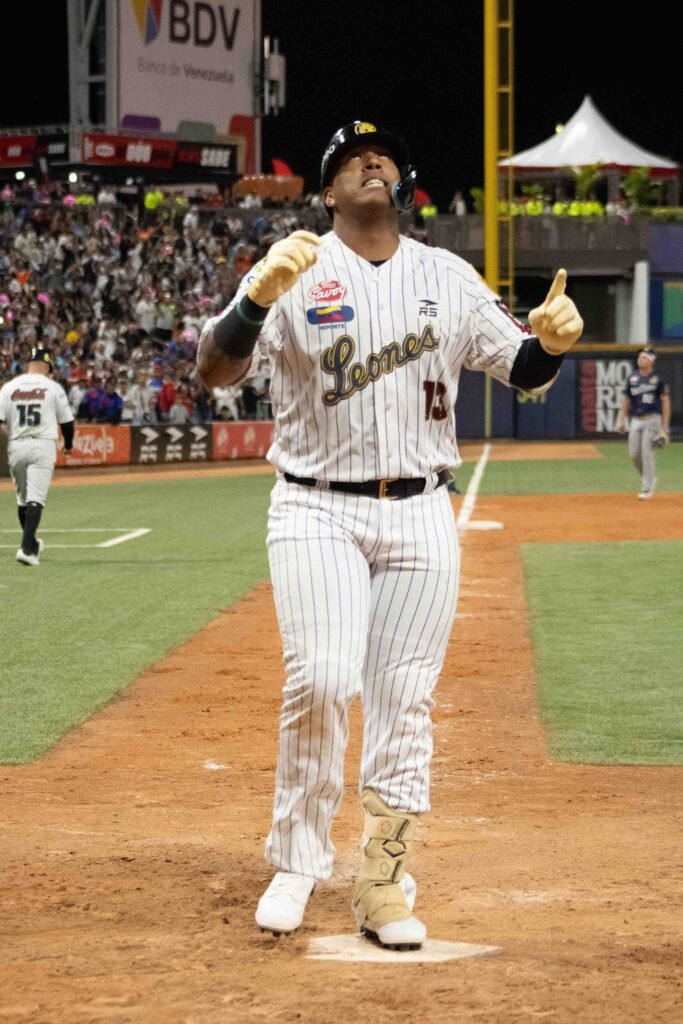 Salvador Pérez suena su primer cuadrangular con los Leones del Caracas 1 Salvador Pérez de Leones del Caracas
