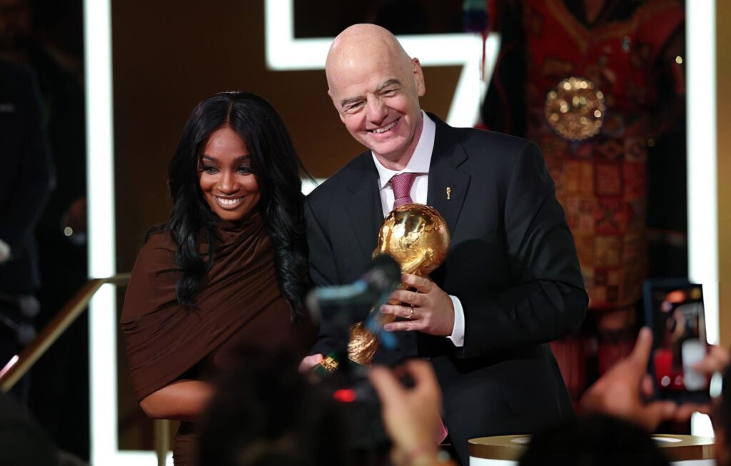 Sorteo del Mundial 2026 de la FIFA: estos son los 5 datos más destacados 1 Sam Johnson y Gianni Infantino.