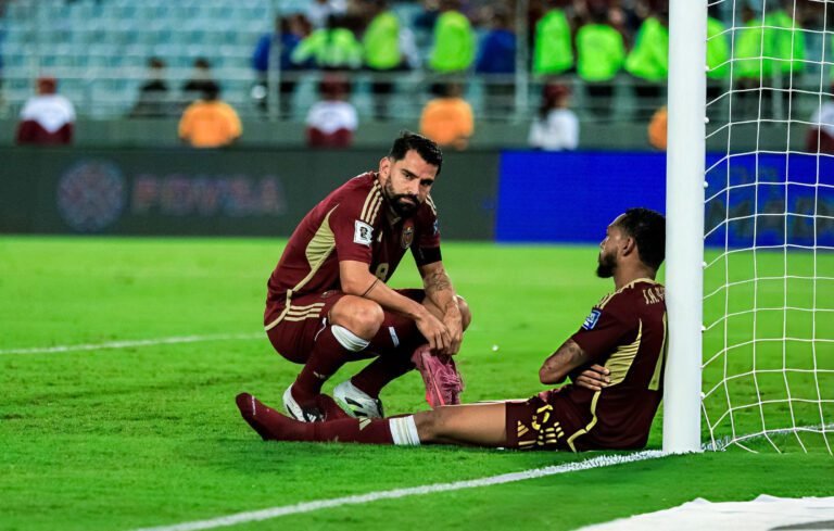 Tomás Rincón y José Andrés Martínez luego de la derrota de la Vinotinto ante Colombia.