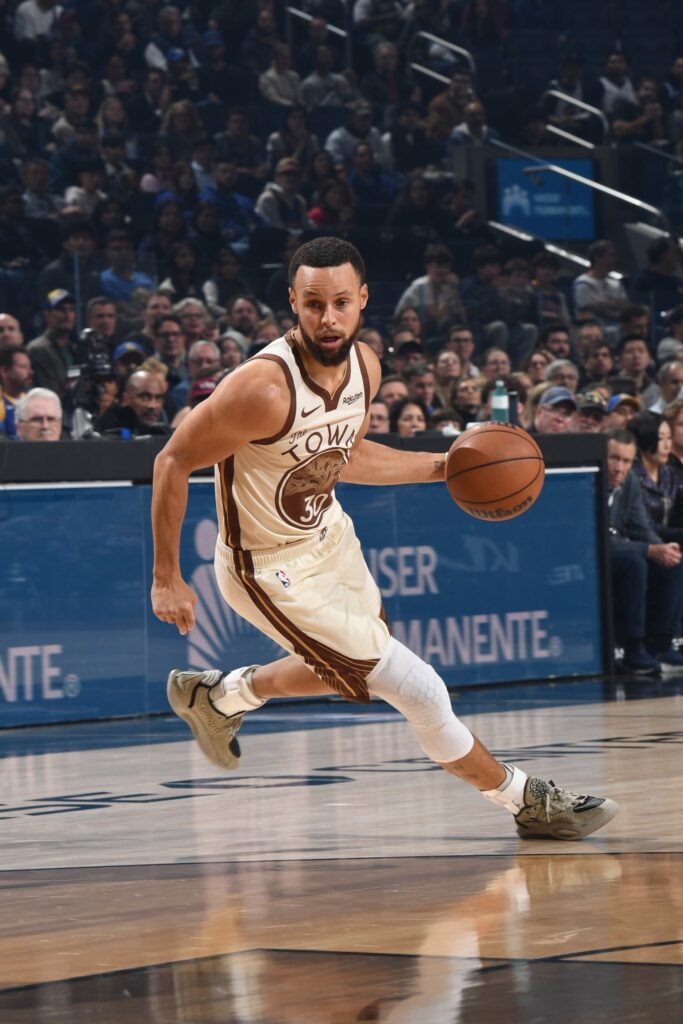 A mano de Steph Curry los Warriors vuelven a la victoria. 1 Los Warriors, a mano de Steph Curry, consiguen su segunda victoria consecutiva en casa 120-97 ante el Orlando Magic