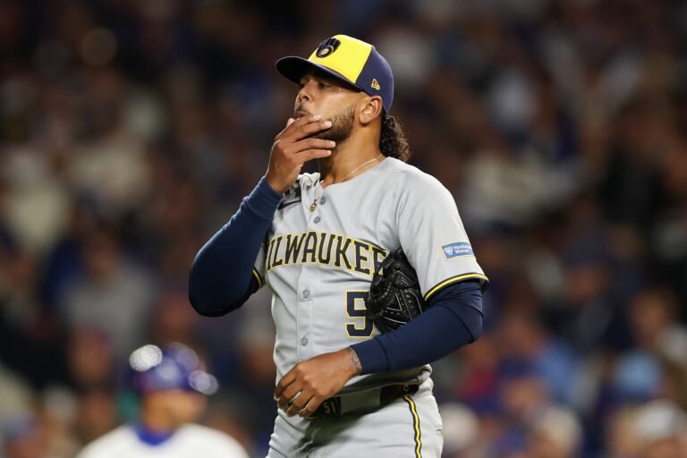 Freddy Peralta pretendido por los Mets de Nueva York