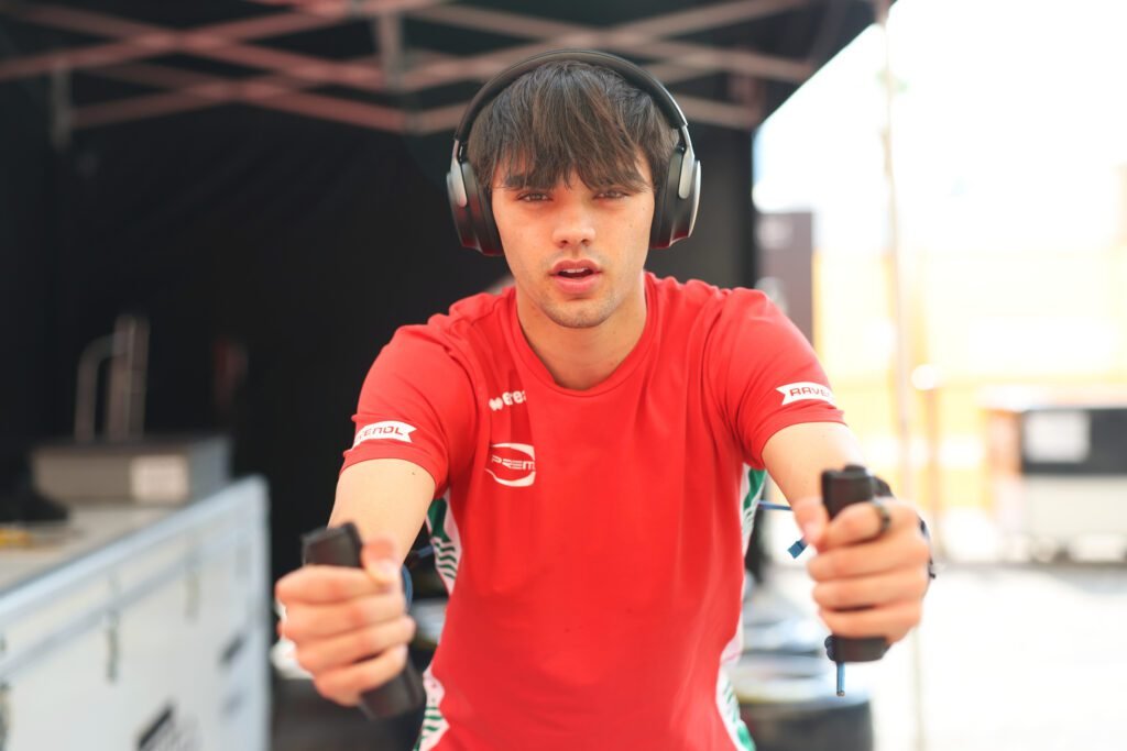 El talento latino que marcará 2026: pilotos a seguir en F1, IndyCar, MotoGP y más 7 formula 2 championship round 14 yas island practice and qualifying