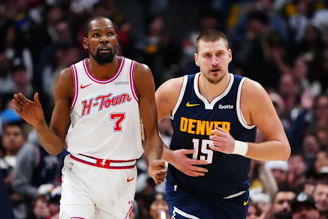 Los Nuggets ganan en overtime contra los Rockets y cortan una racha de 4 derrotas en casa 1 El Ball Arena, casa de los Nuggets, fue espectador del partidazo entre 2do y 3ero del Oeste, que tuvo que definirse en tiempo suplementario luego de un choque de ofensivas aguerrido; de inicio a fin.