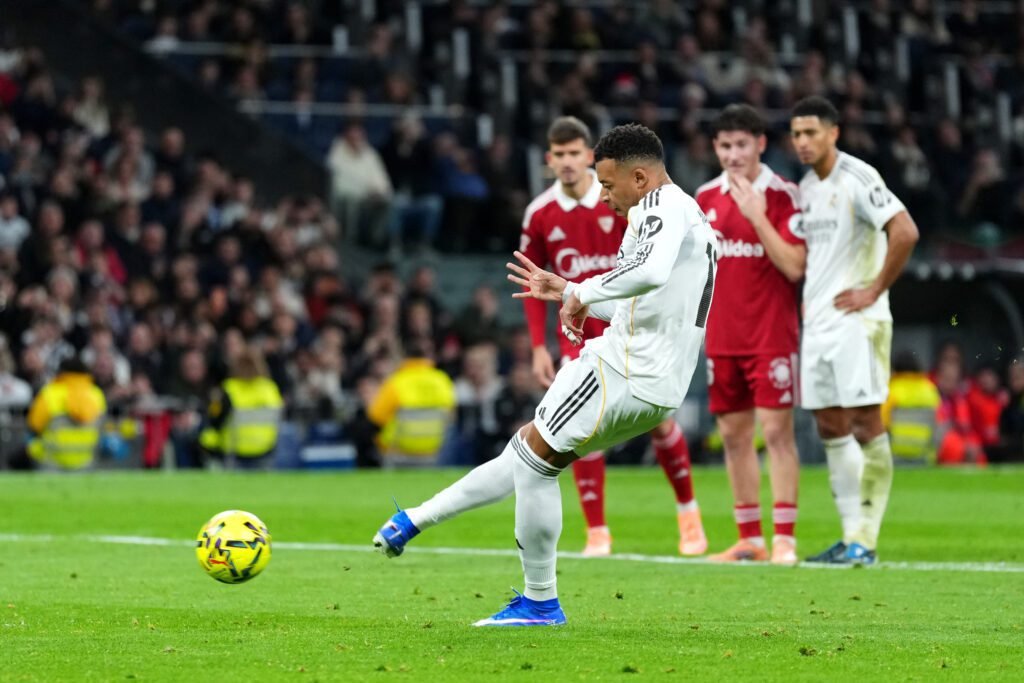 Real Madrid vence 2-0 al Sevilla con récord de Mbappé 2 Real Madrid