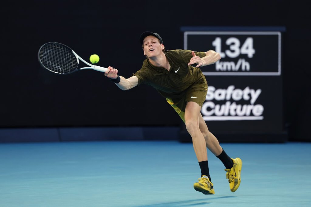 Sinner ajusta su saque en búsqueda del tricampeonato en Australia 2 Sinner