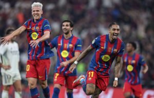 Raphinha anotó el doblete para la victoria de Barcelona sobre Real Madrid.