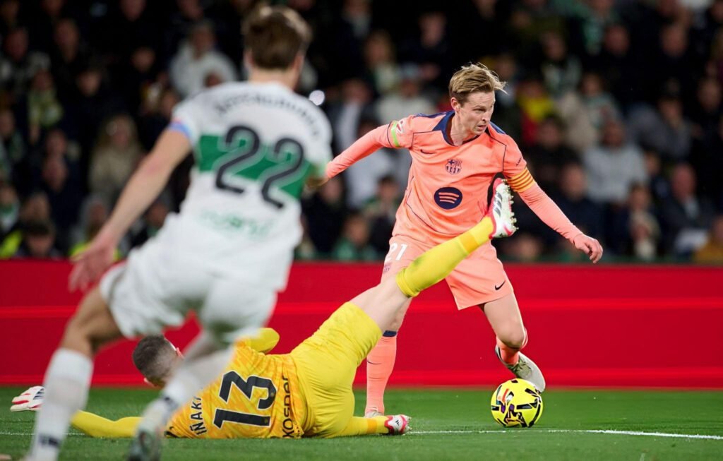 El Barcelona de Lamine sigue a paso firme: ganó 3-1 al Elche 1 Frenkie de Jong.