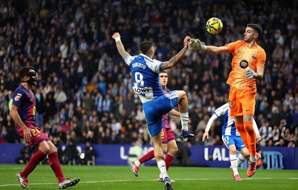 Joan García, el muro del Barcelona para ganar al Espanyol 2 Joan García, clave en la victoria de Barcelona sobre su ex equipo, Espanyol.