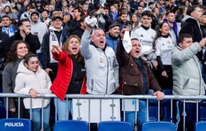 Fanáticos del Real Madrid protestando en el Santiago Bernabéu.