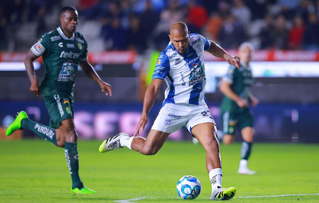 Salomón Rondón anotó el gol del triunfo del Pachuca sobre León.
