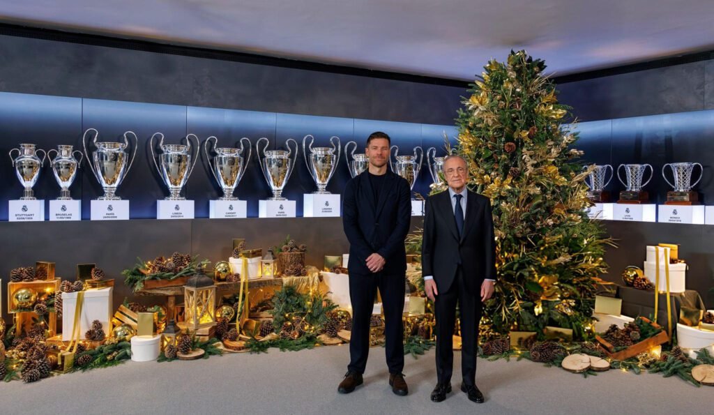 Opinión - Xabi Alonso perdió la prueba de fuego: el vestuario del Real Madrid 1 Xabi Alonso y Florentino Pérez.