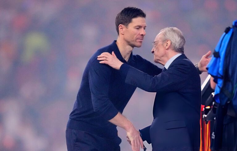 Xabi Alonso y Florentino Pérez.