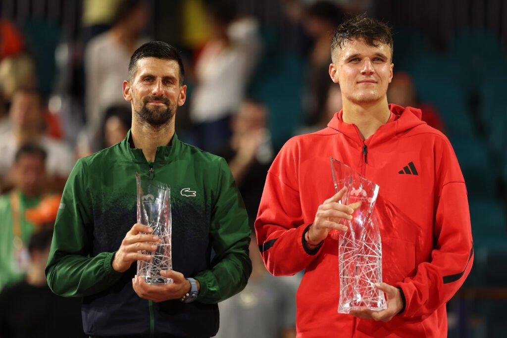 Djokovic sigue firme en Australia y avanza a cuartos tras el retiro de Mensik 1 Djokovic