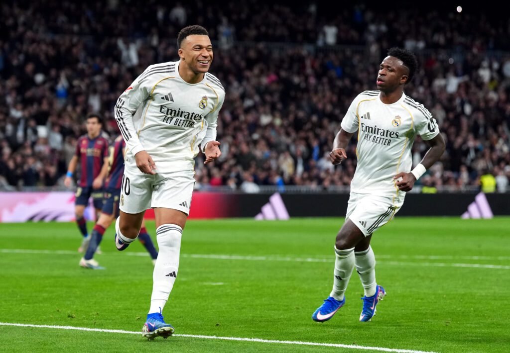 Ni la victoria calma al Bernabéu: pitada al Real Madrid pese a triunfo ante el Levante 2 Real Madrid